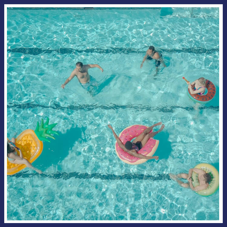 Accesorios útiles para audífonos en verano